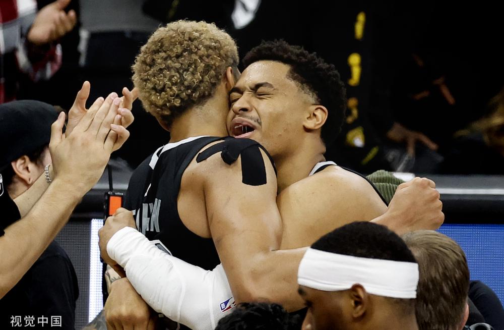 环的照耀下 环的照耀下